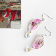 Load image into Gallery viewer, Flowers on Resin Earrings
