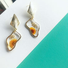 Load image into Gallery viewer, Flowers on Resin Earrings
