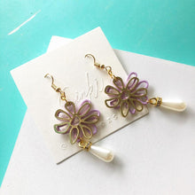 Load image into Gallery viewer, Flowers on Resin Earrings
