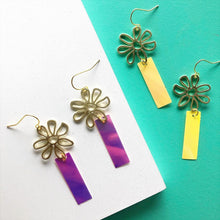 Load image into Gallery viewer, Flowers on Resin Earrings
