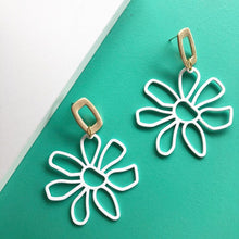 Load image into Gallery viewer, Hollow out Flower Earrings
