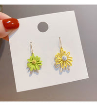 Load image into Gallery viewer, Color Daisy Earrings
