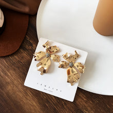 Load image into Gallery viewer, Metal Flower Earrings
